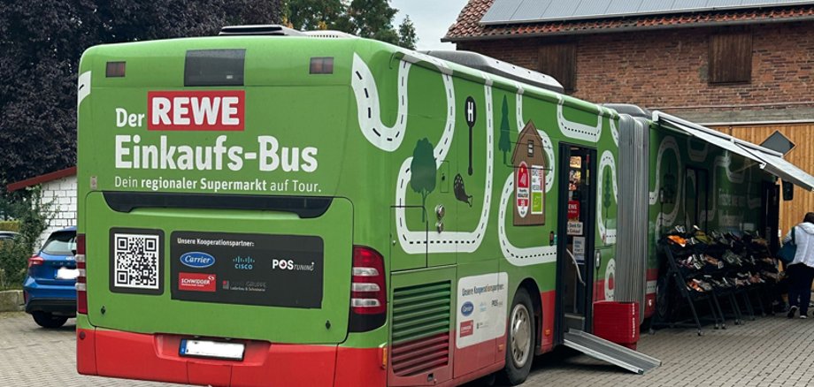 Rewe Bus, der rollende Einkaufsbus, auf einem Hof