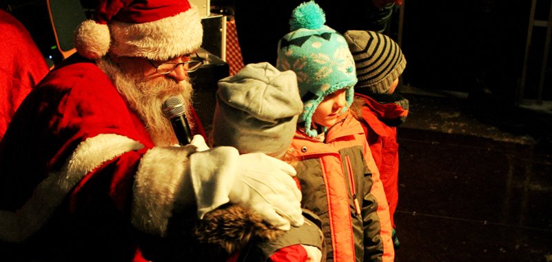 Mann als Nikolaus verkleidet und drei Kinder