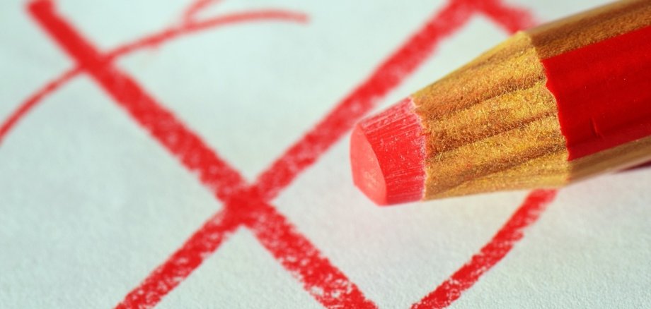 rotes Kreuz mit rotem Stift