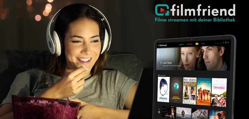 Frau mit Kopfhörern und Popcorn vor dem Fernseher oder Tablet. Auf der rechten Seite ein Ausschnitt aus der Seite des Anbieters.