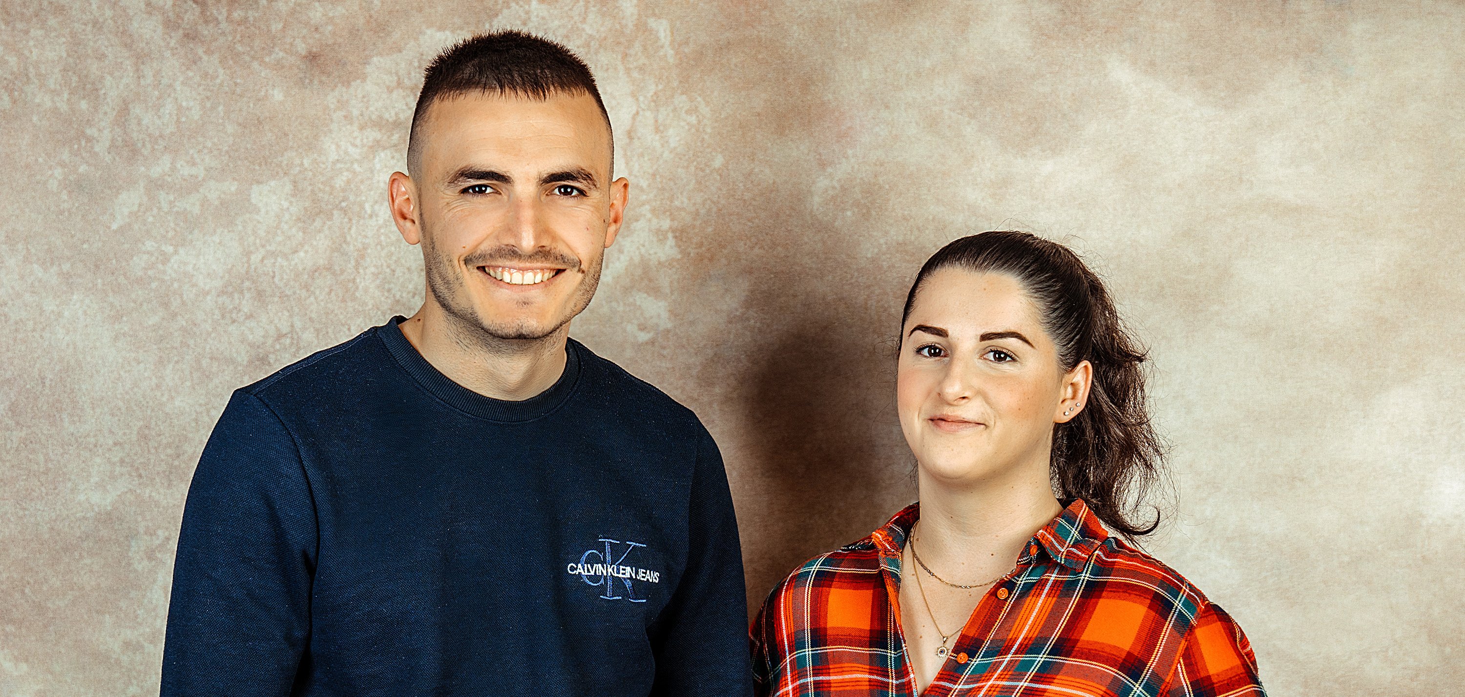 Ehepaar vor Leinwand