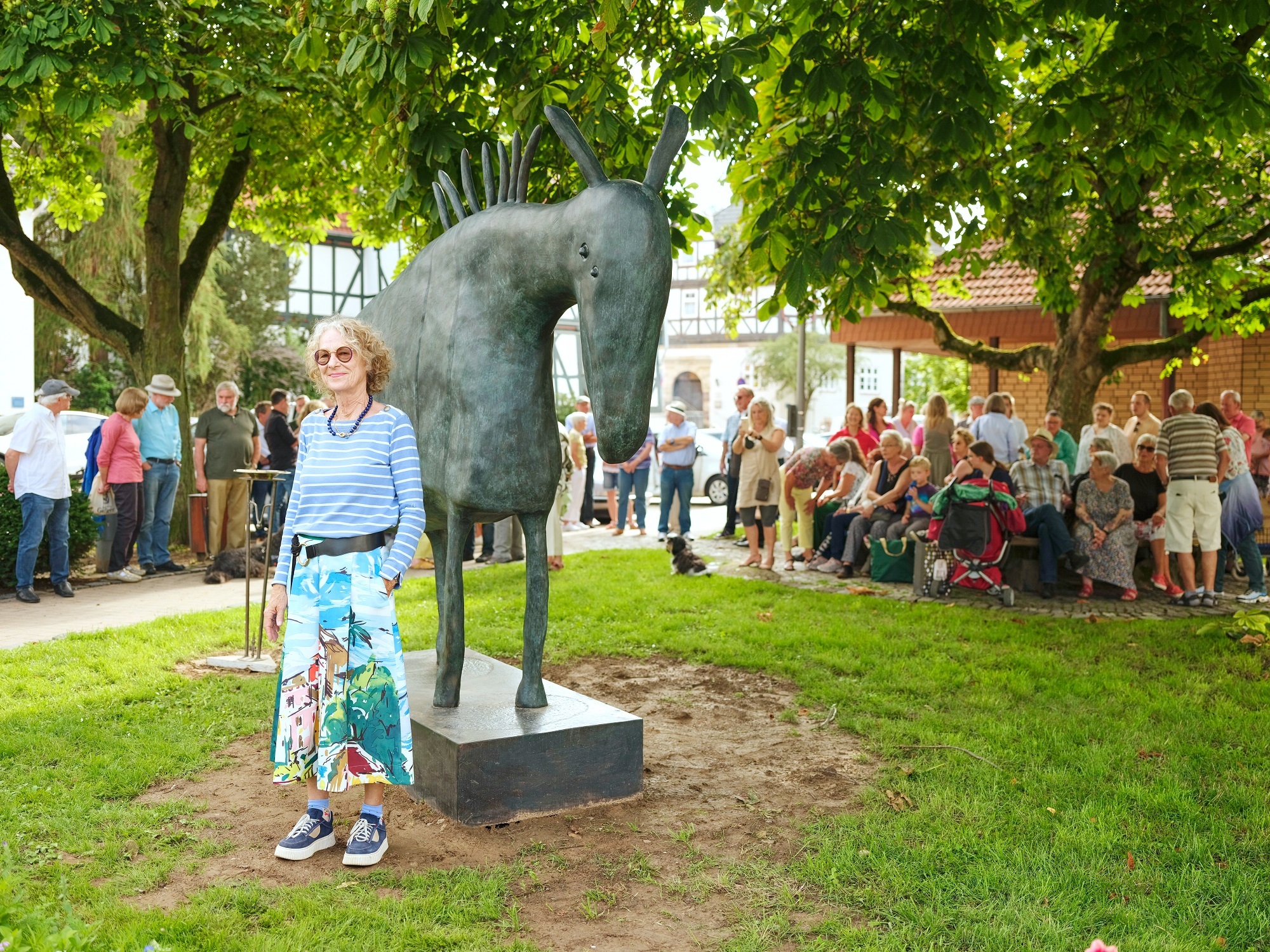 Die Künstlerin Carin Grudda mit Zebra