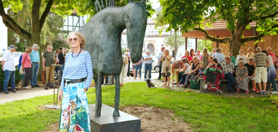 Die Künstlerin Carin Grudda mit Zebra