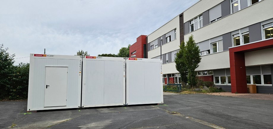 Container vor Mediothek an der GAZ Gudensberg