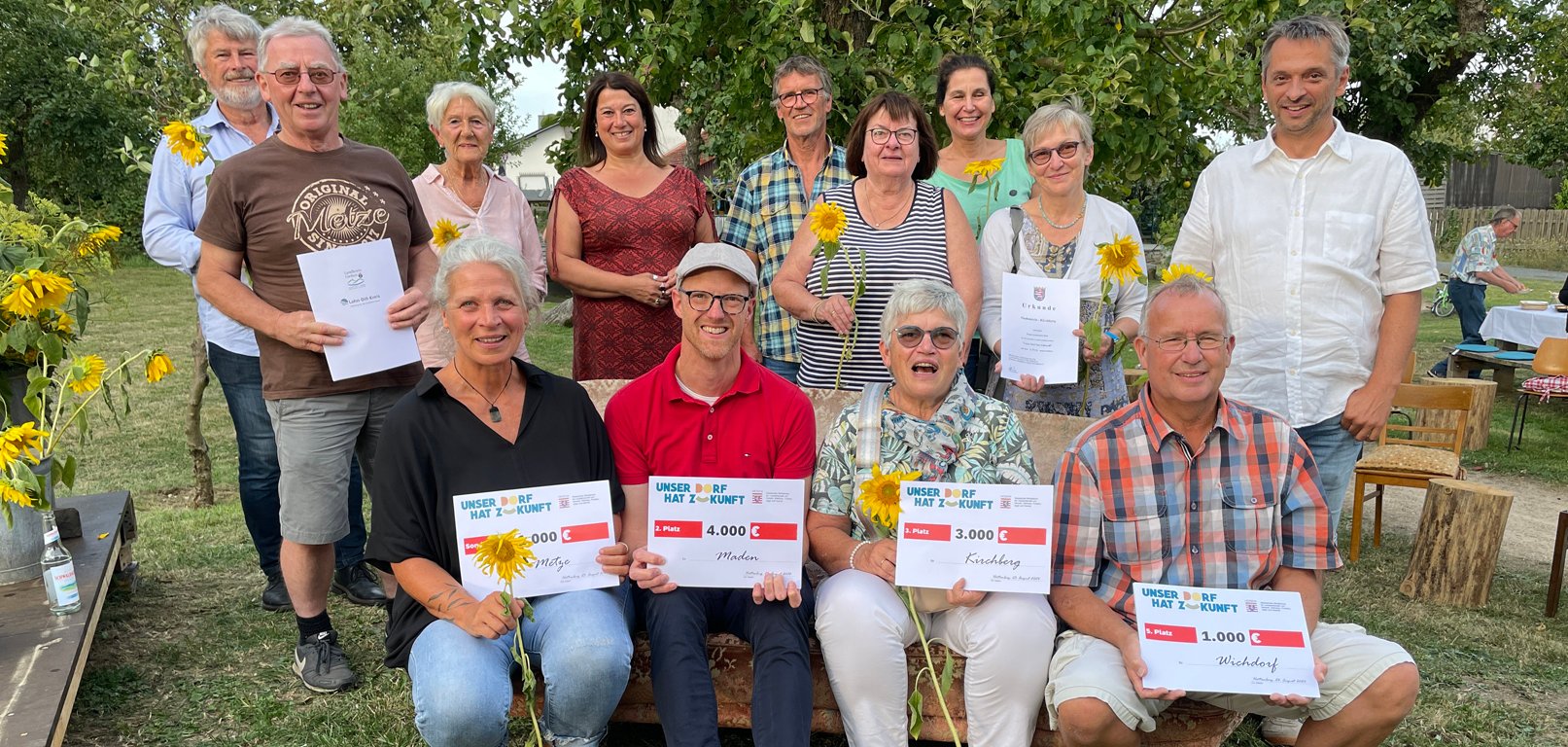 Gruppenbild mit Urkunden und Sonnenblumen