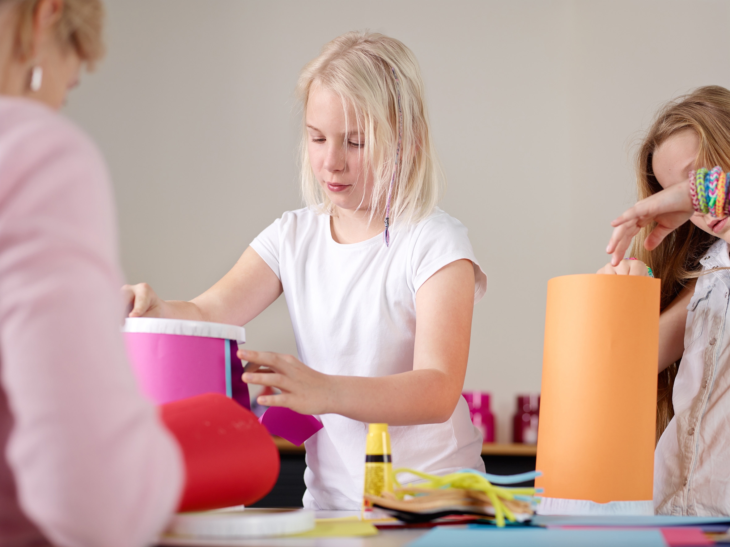 Kinder bastern Laternen