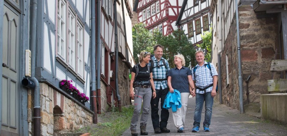 Drei Menschen in der Gudensberger Altstadt