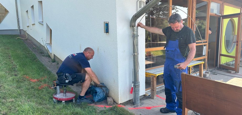 Arbeiter bei der Tiefeninjektion an der Kita