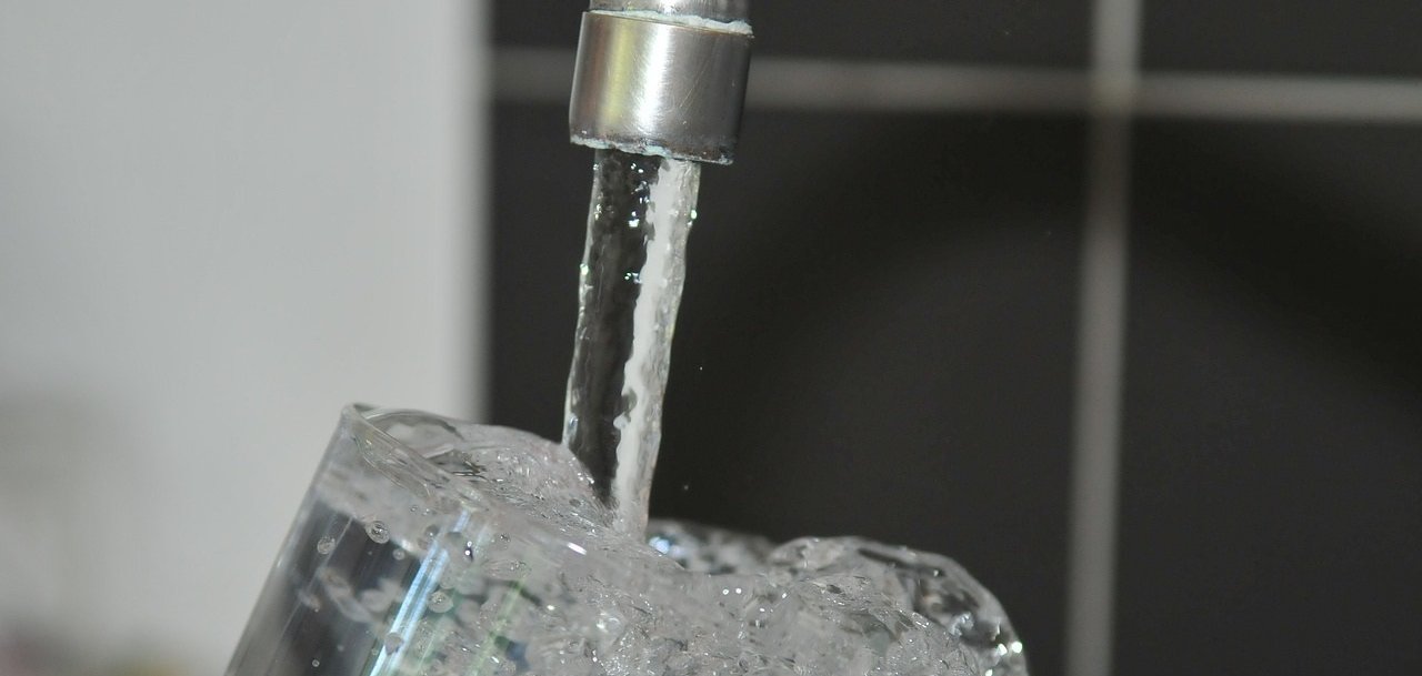Wasser aus Wasserhahn