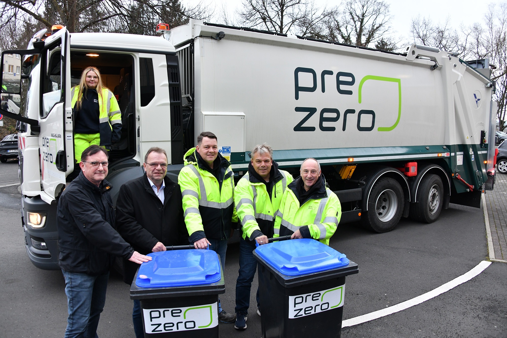 Fünf Männer mit Mülltonnen vor einem Lastwagen mit pre Zero Aufsschrift