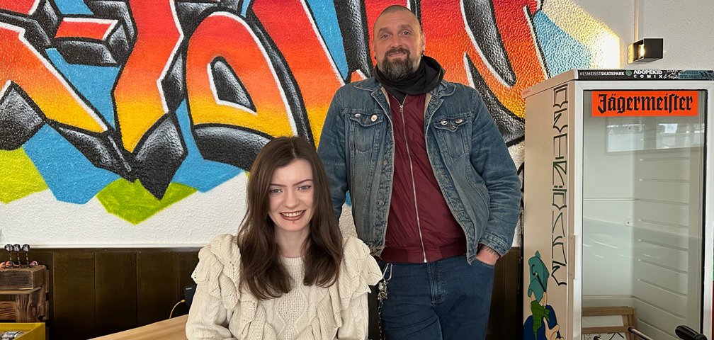 Leonie von Krauss und Daniel Nöding vor Graffiti-Wand im U17