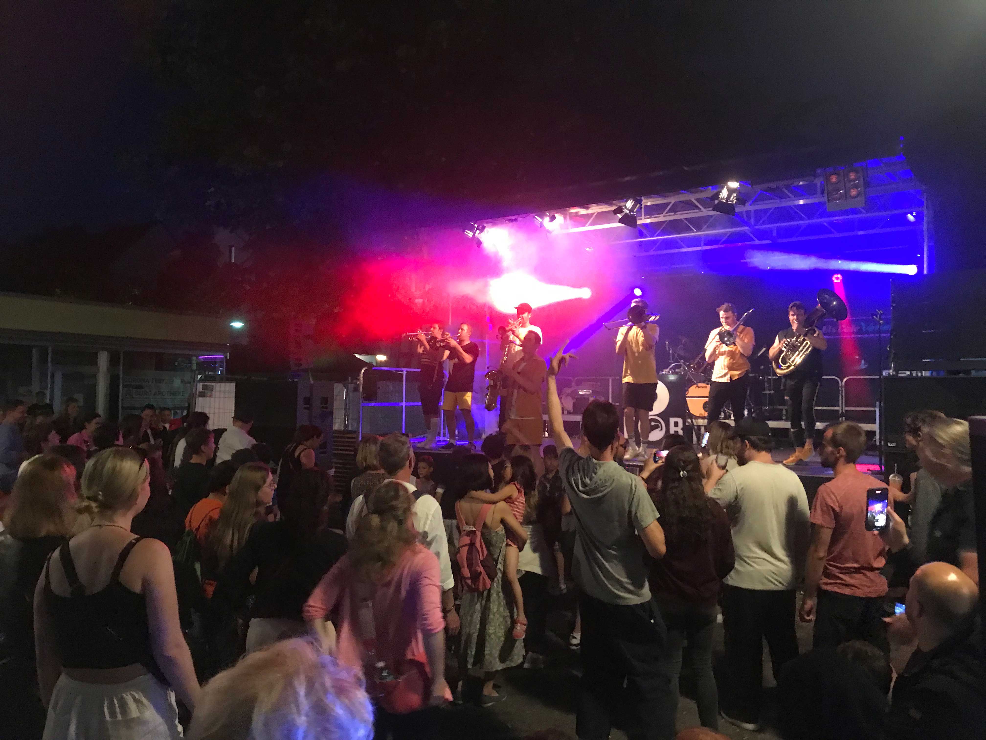 Feiernde Menschen vor einer Bühne