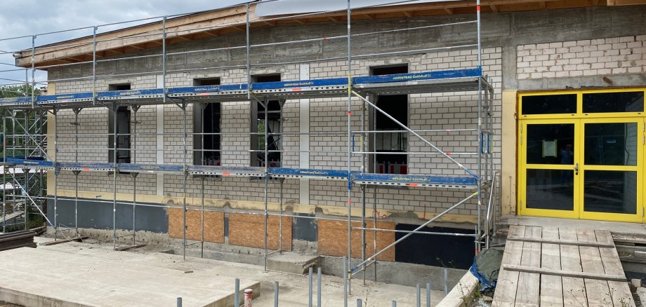 Eingerüstete Fassade des Gudensberger Hallenbades. 