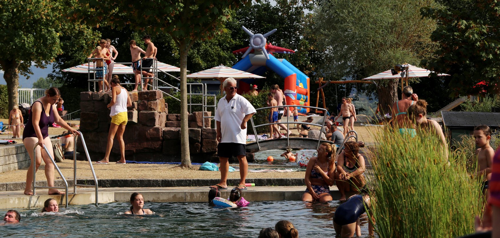 Terrano beim Familienfest mit vielen Menschen