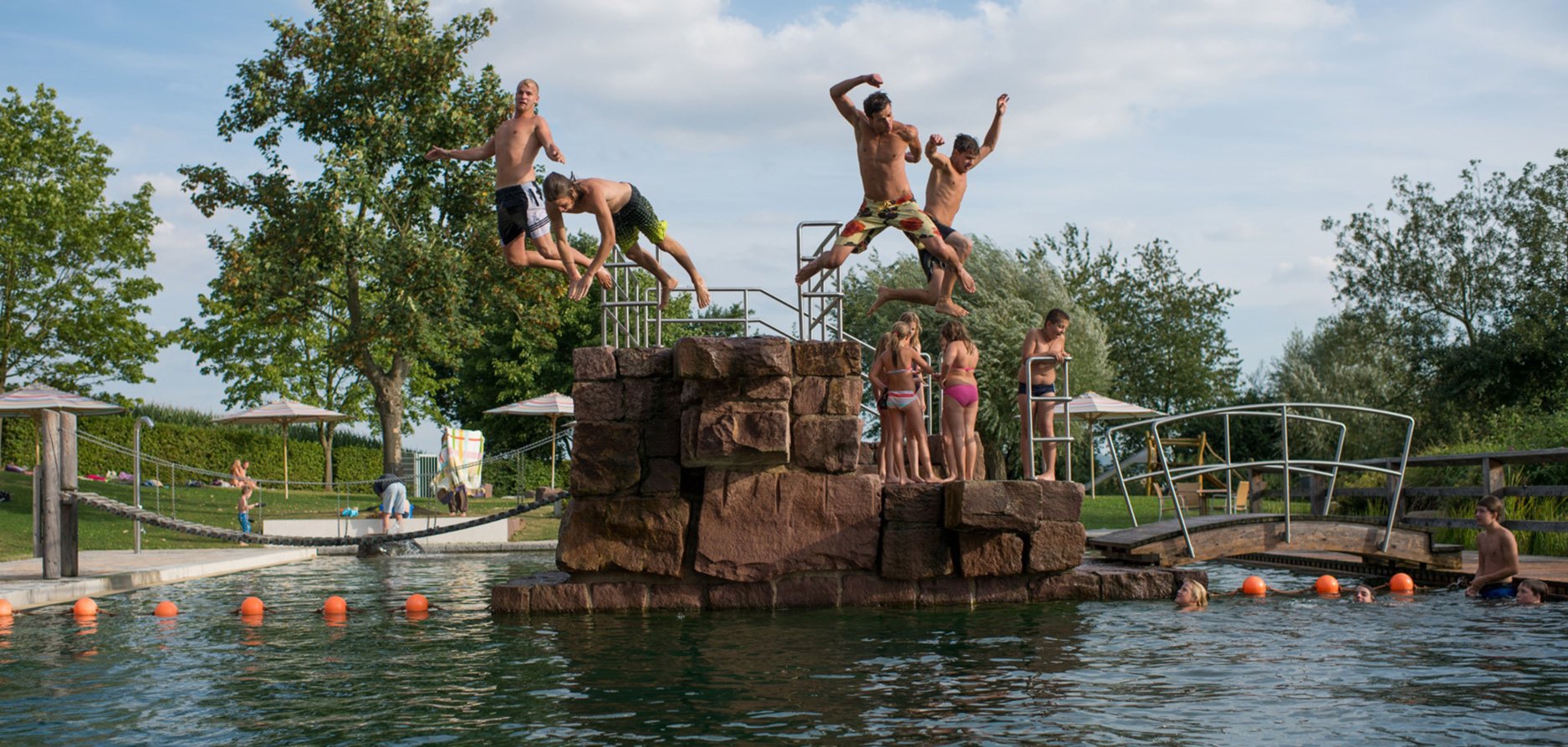 Springer auf Sprungfelsen im Terrano Naturbad