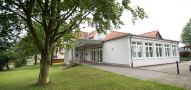 Wiese, Spielgeräte, Grillhütte, Bolzplatz