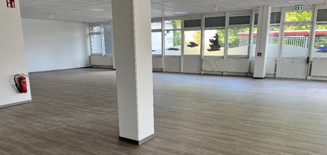 Leerer Raum mit Säule