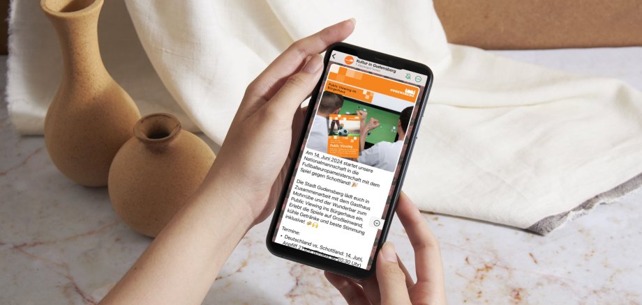 Handy in der Hand mit WhatsApp Kultur Kanal