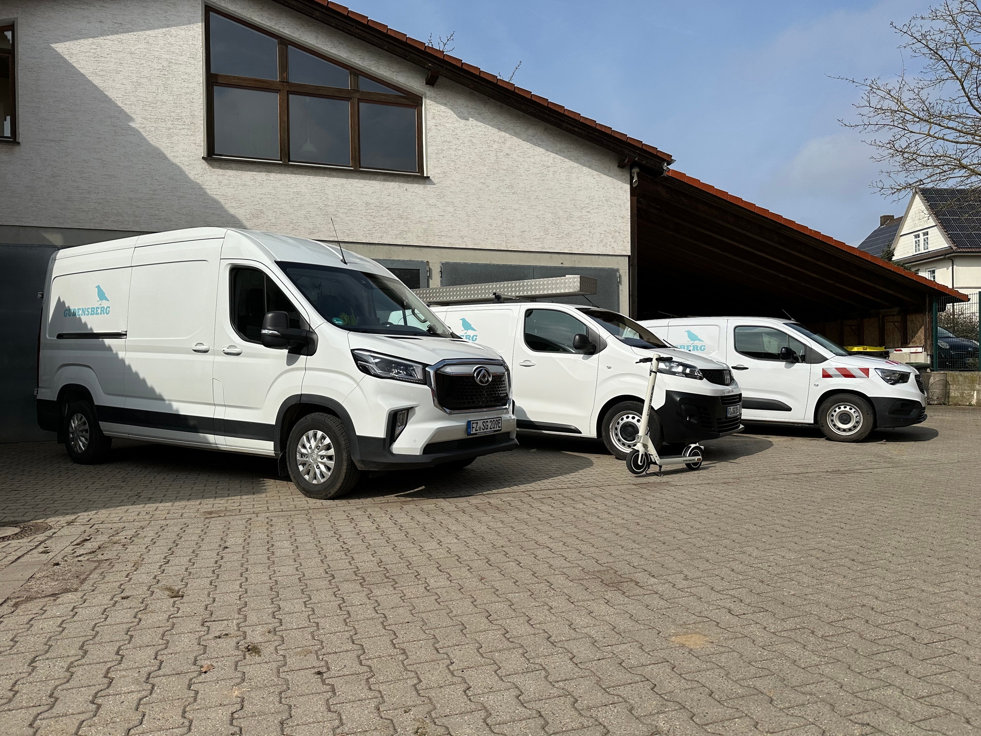 Drei Elektrofahrzeuge und ein E-Roller