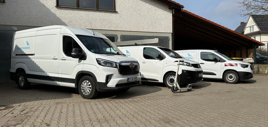 Drei Elektrofahrzeuge und ein E-Roller