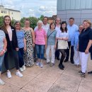 Personengruppe im Halbkreis