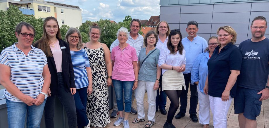 Personengruppe im Halbkreis