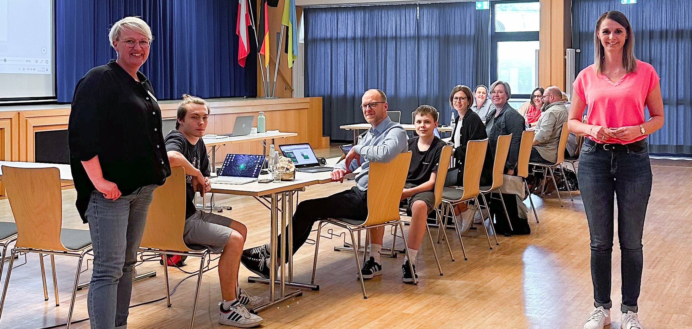 Mehrere Menschen im Bürgersaal. Vorne zwei Frauen.