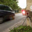 Blitzer und fahrendes Auto