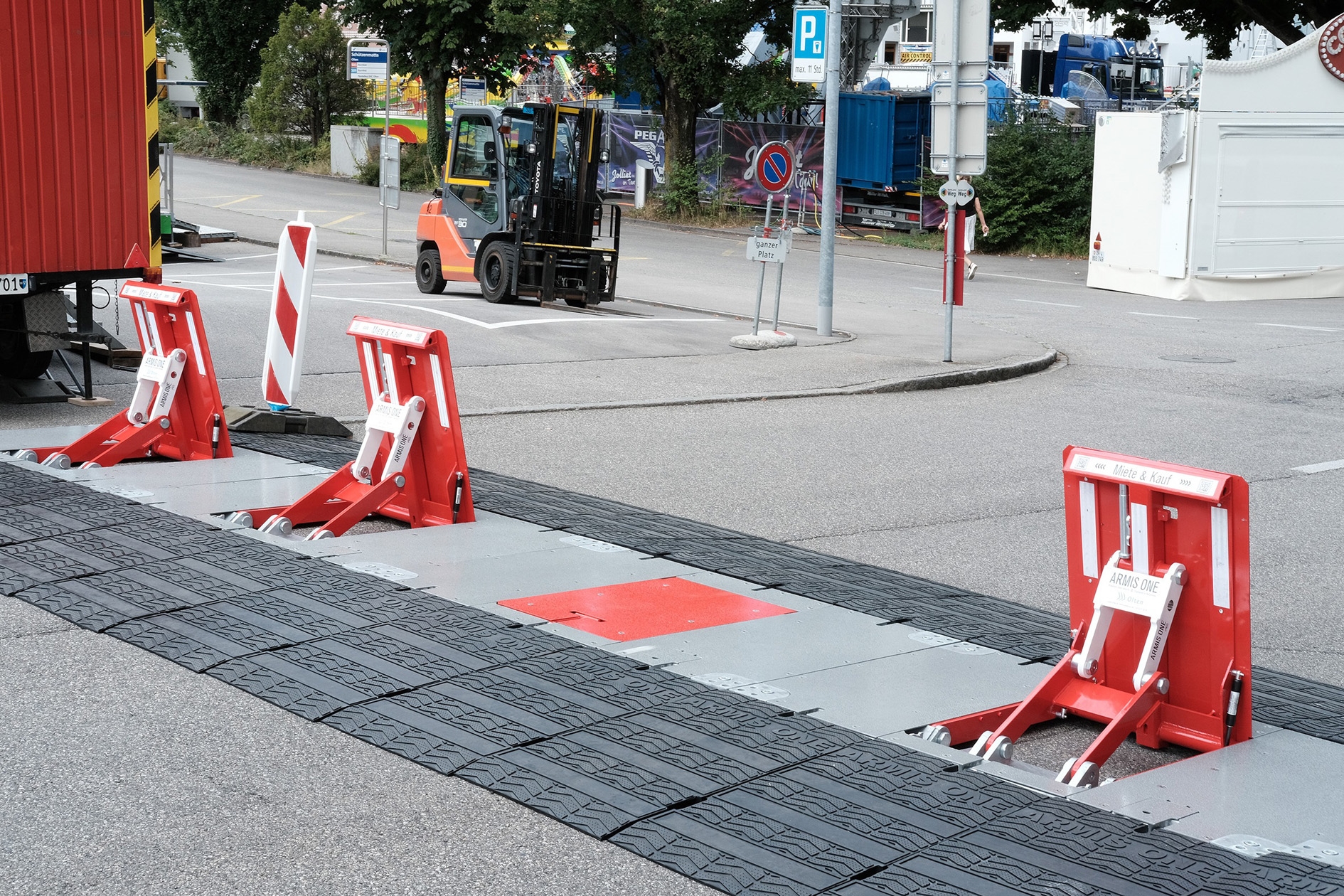 Mobile Fahrzeugsperre auf einer Straße mit einem abgeklappten Poller