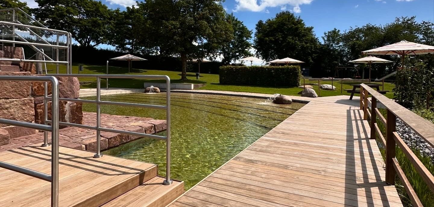 Holzsteg und Becken im Terrano Naturbad