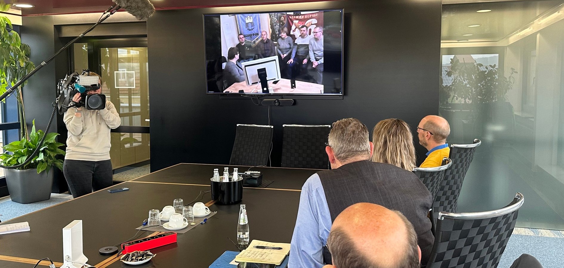 Videokonferenz in die Ukraine im Sitzungsraum mit Kamera