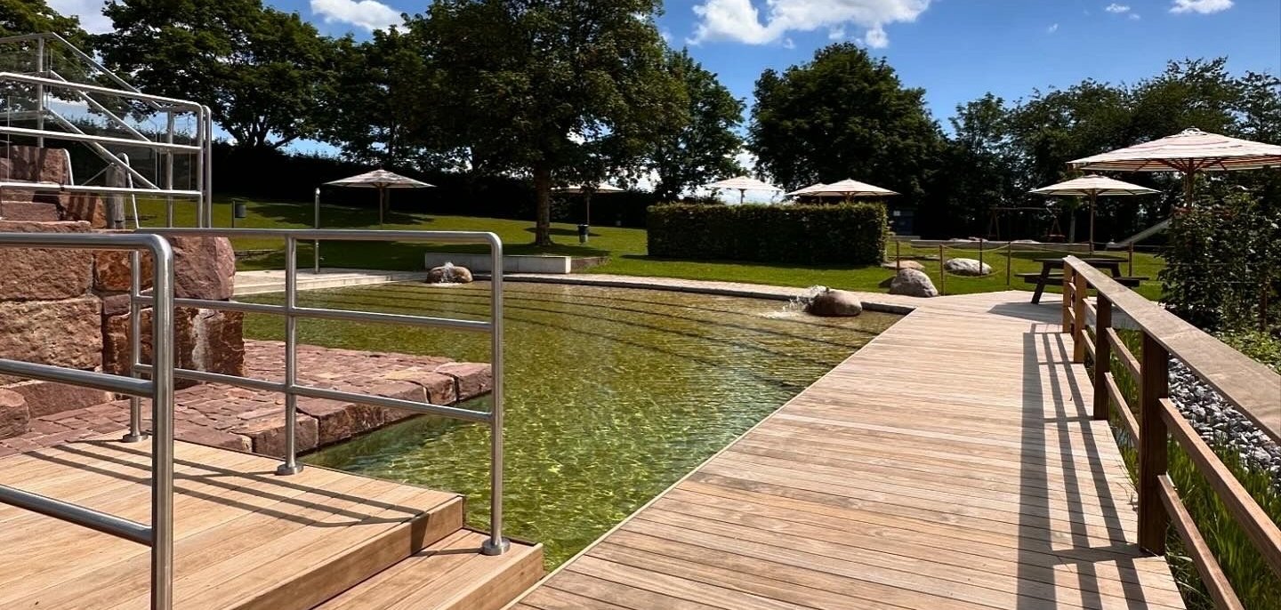 Steg und Aufgang zum Sprungturm am Schwimmerbecken des Terrano Bades