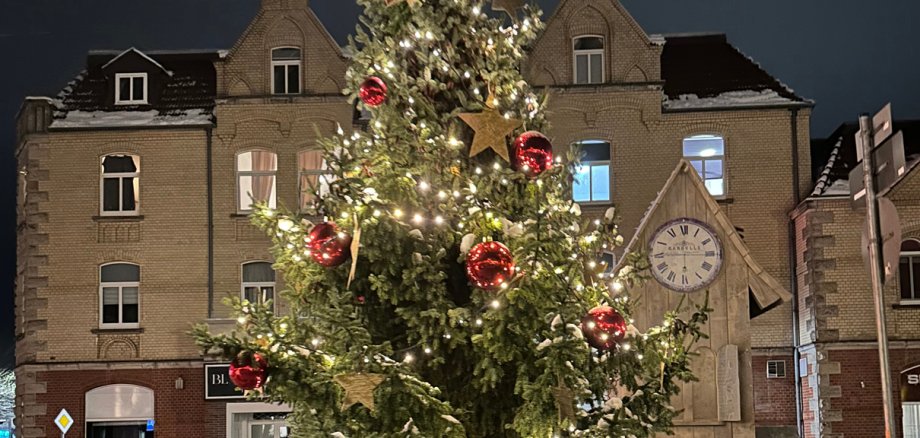 Geschmückter Weihnachtsbaum in der Gudensberger Innenstadt