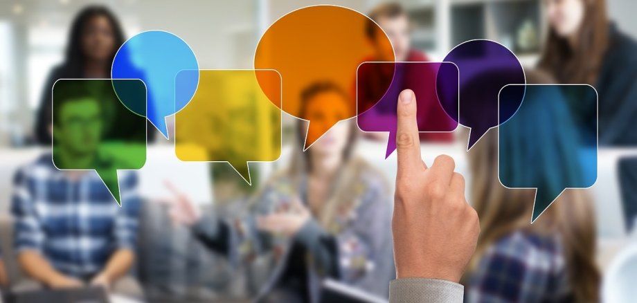 Sprechblasen über Menschen mit Computern