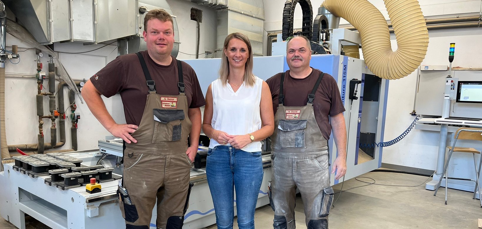 Bürgermeisterin und Mitarbeiter der Schreinerei in den Räumlichkeiten der Schreinerei