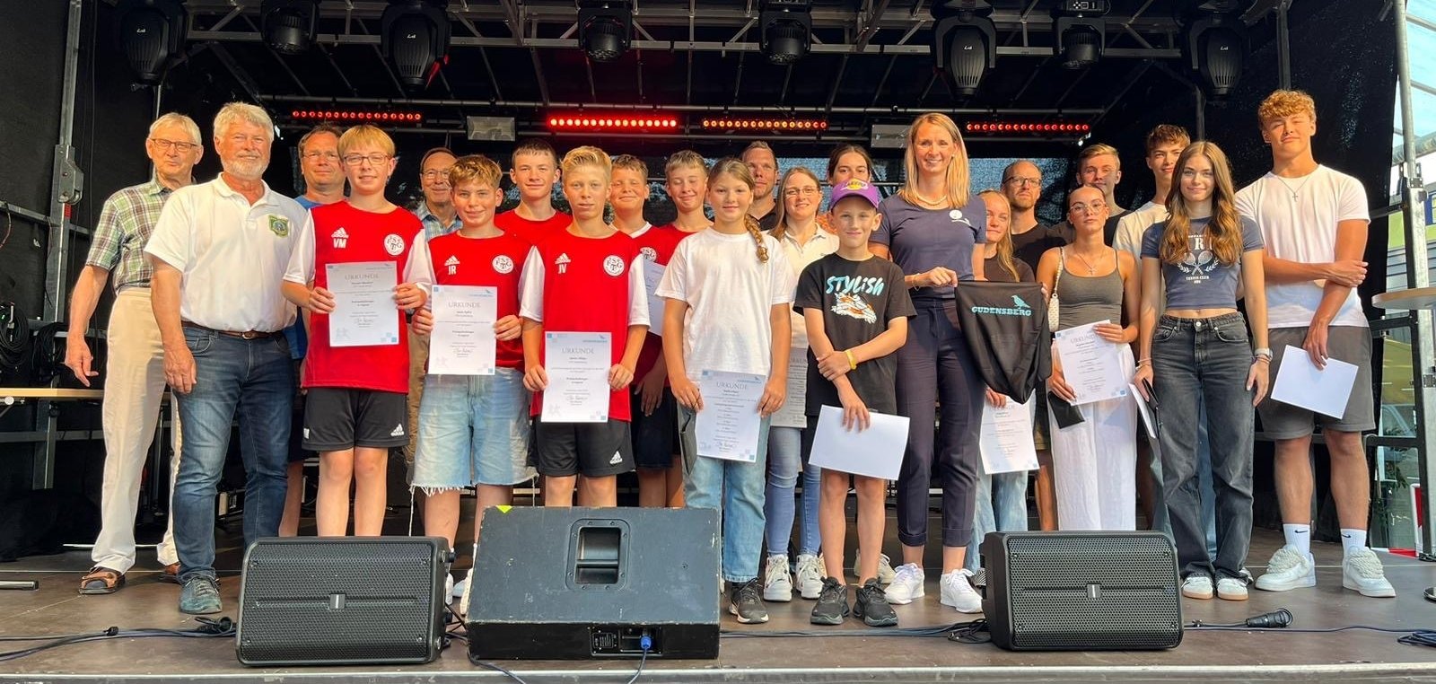 Sportlerinnen und Sportler auf der Bühne in der Innenstadt