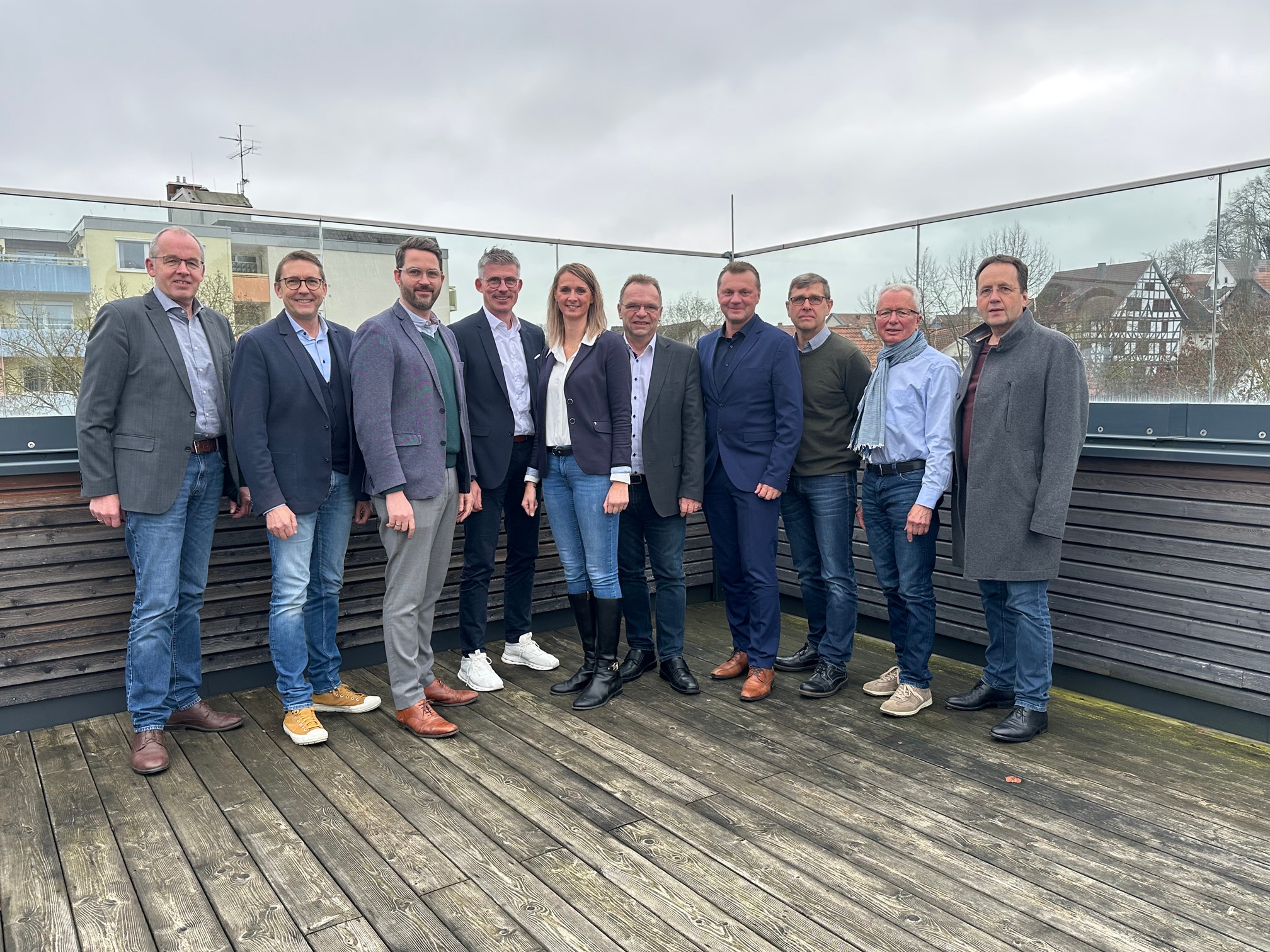 Bürgermeisterin, Bürgermeister und Landräte auf der Dachterasse des Rathauses