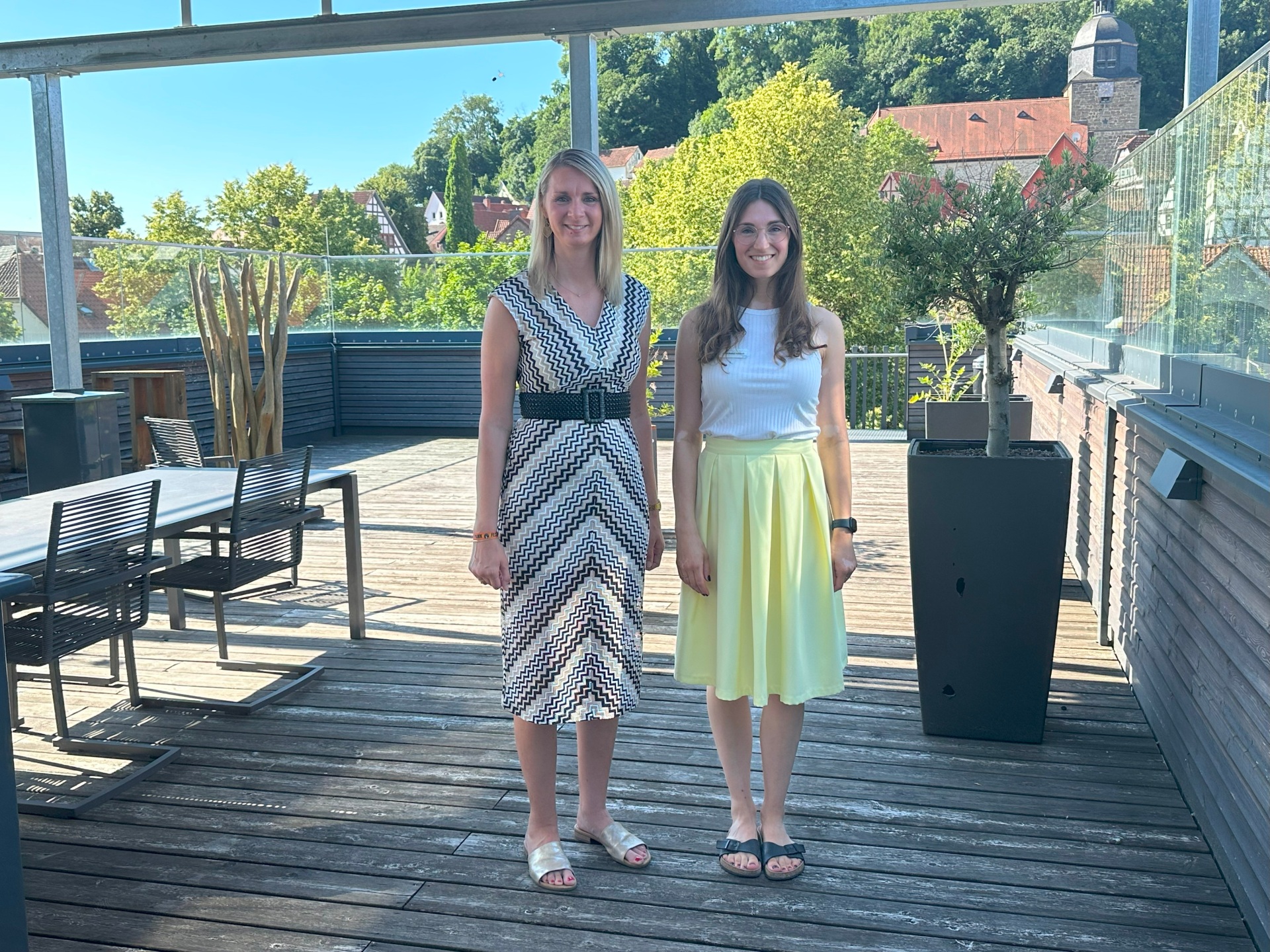 Zwei Frauen stehen auf einer Terasse