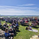 Menschen sitzen auf Veranstaltungsfläche beim Obernburgfest.