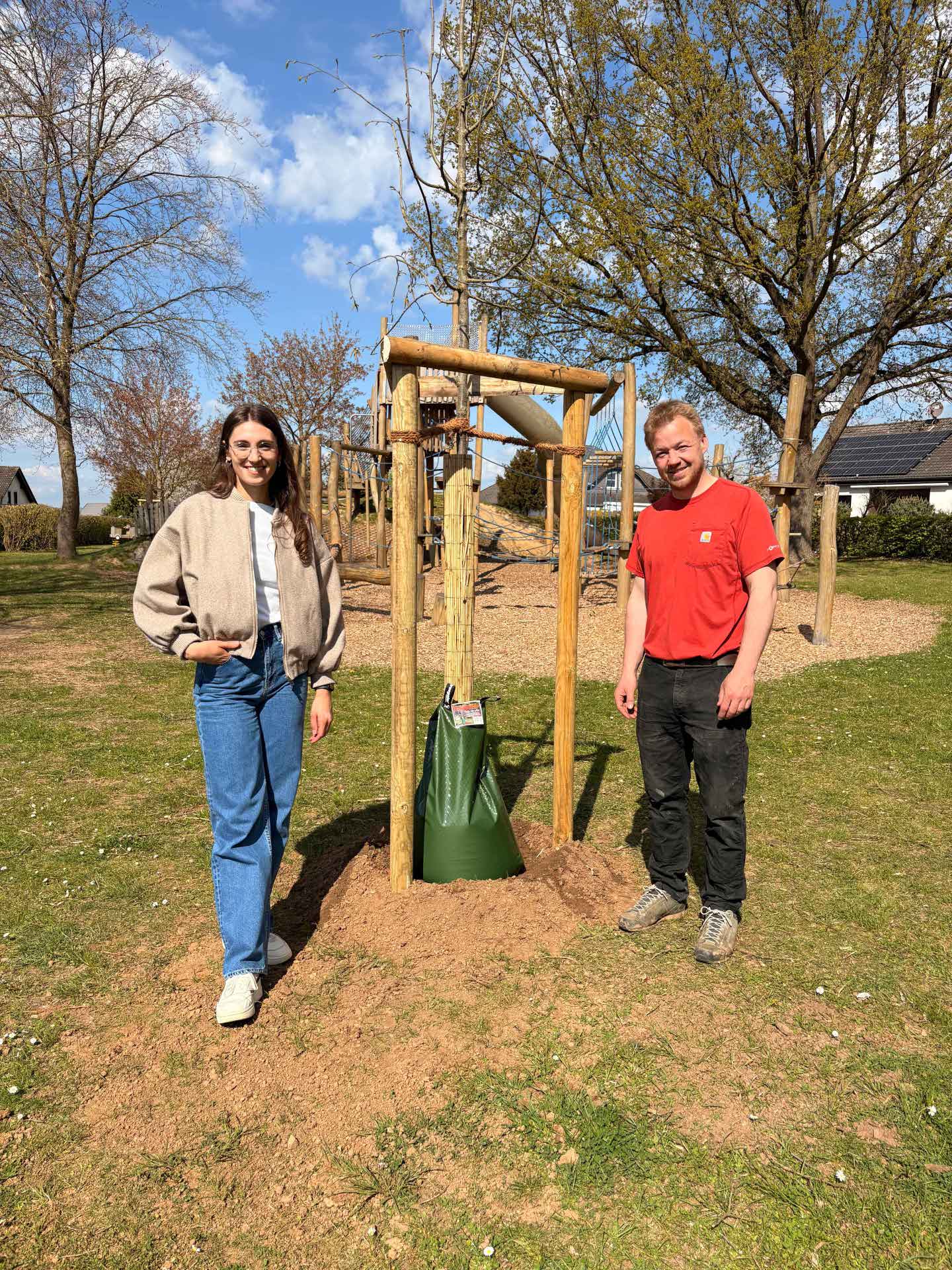 Mann und Frau mit Baum