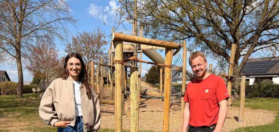 Mann und Frau mit Baum