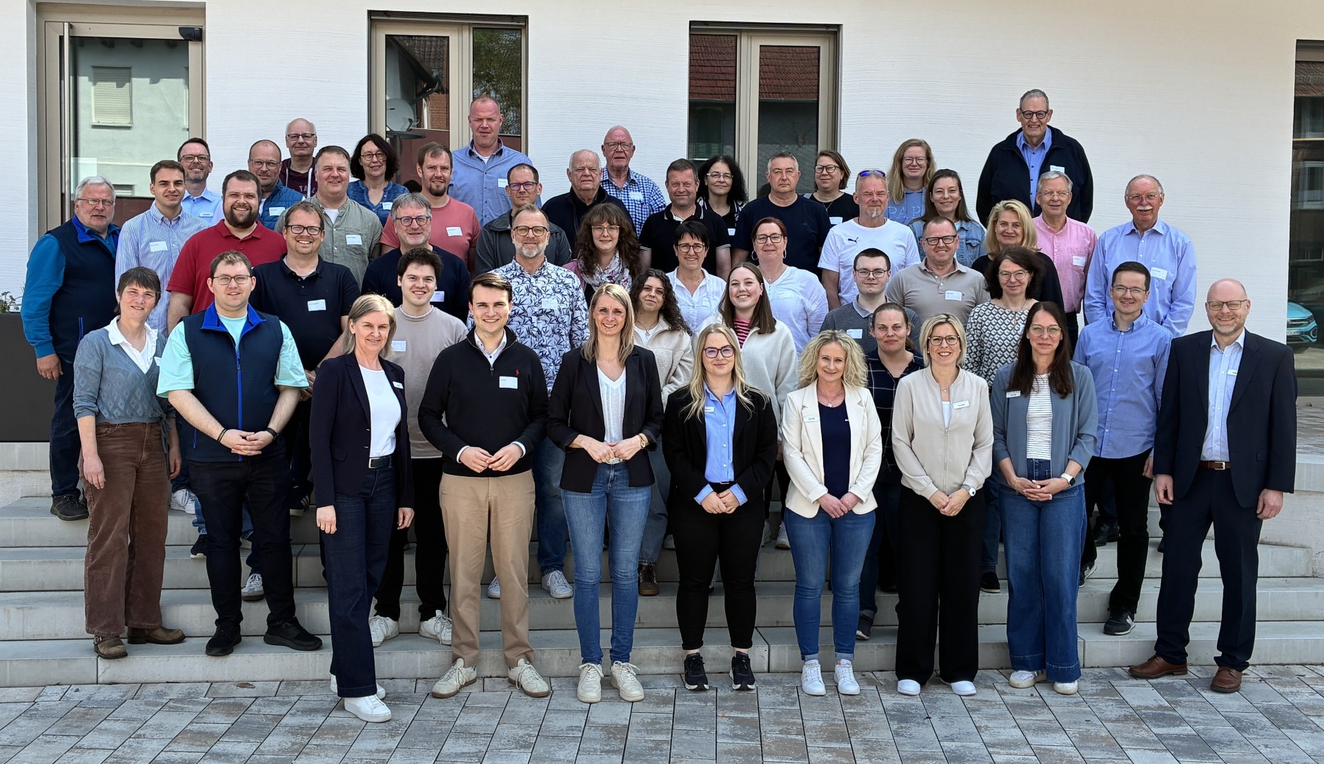 Gruppenbild mit Mandatsträgern und Dozenten