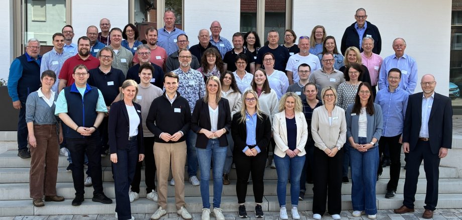 Gruppenbild mit Mandatsträgern und Dozenten