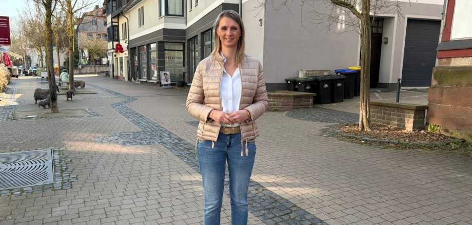 Bürgermeisterin steht in Fußgängerzone