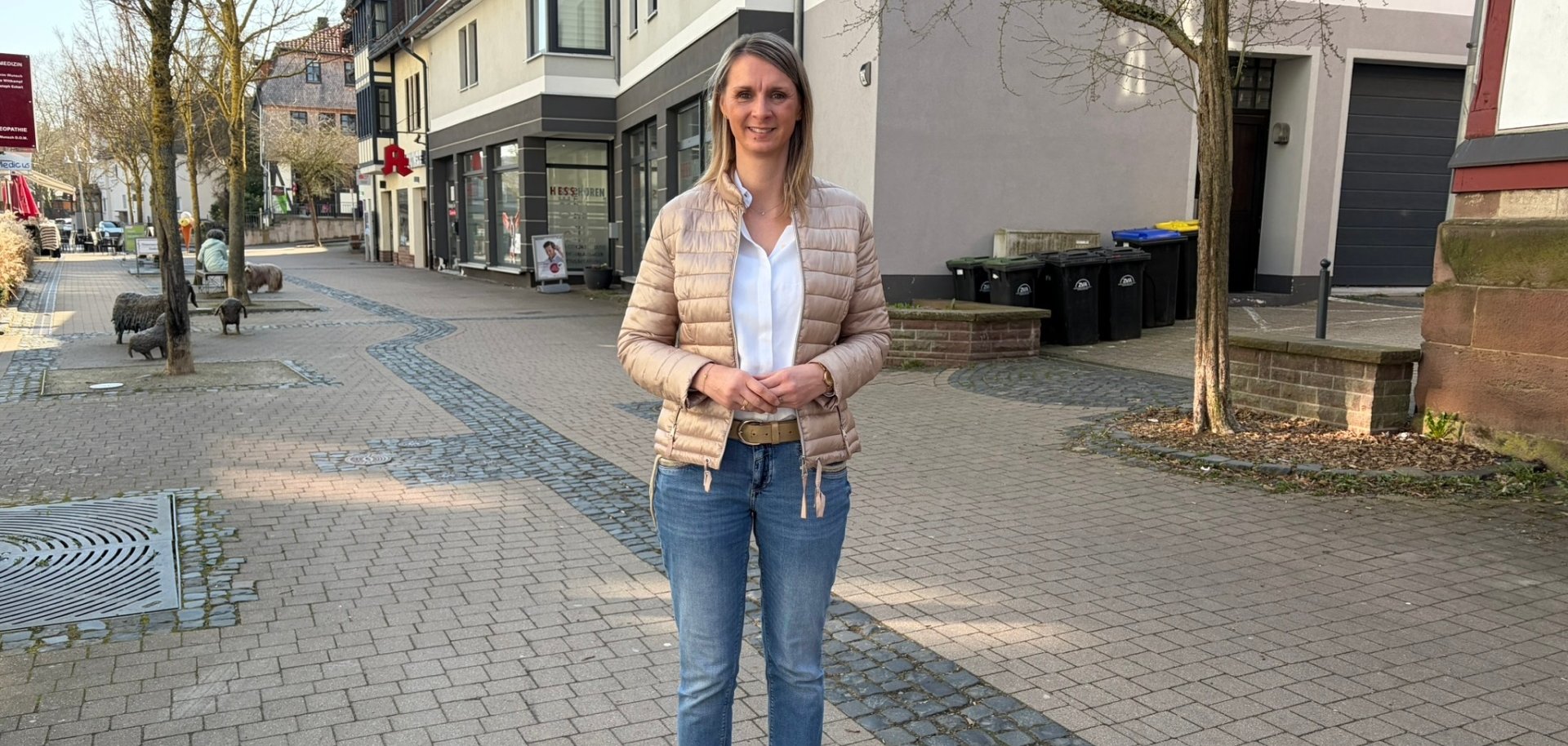 Bürgermeisterin steht in Fußgängerzone