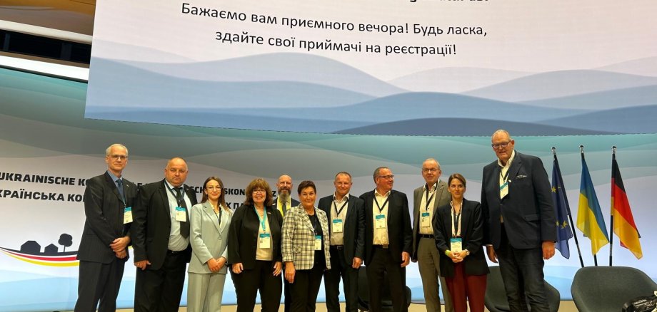Vertreter der Kommunen Gudensberg, Niedenstein und Wabern mit Vertretern ihrer ukrainischen Partnergemeinden.