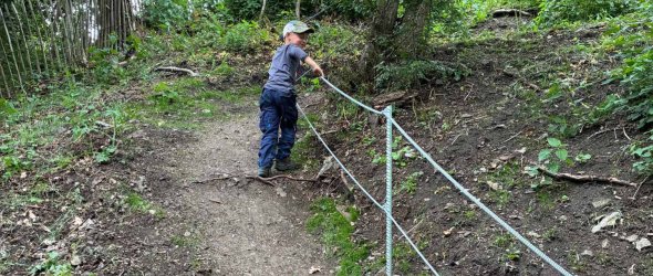 Kind am Klettersteig